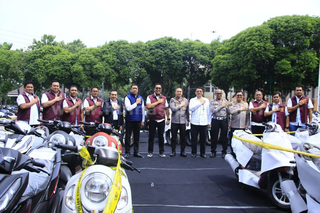 Brigjen Pol Djuhandhani dari Dittipidum Bareskrim Polri foto bersama dengan lainnya dalam konferensi pers di SLog Polri, Pulogadung, Jakarta Timur, Kamis (18/7/2024). (Dok/Humas Polri)