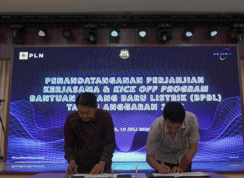 Executive Vice President Penjualan dan Pelayanan Pelanggan Retail (EVP PPR) PT PLN Kantor Pusat, Tonny Bellamy (kiri), dengan Dirjen Ketenagalistrikan PPK-2 Wilayah Jawa dan Sumatera, Stefanus Wisnu Nusantoro melakukan penandatanganan perjanjian kerjasama dan kick off program BPBL tahun anggaran 2024, Jumat (19/7/2024).