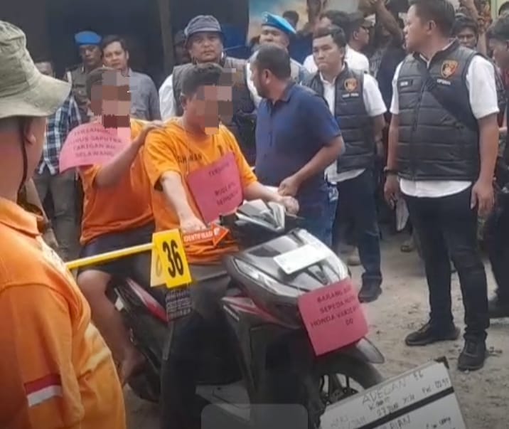 Polda Sumut dan Polres Tanah Karo melakukan reka ulang pembakaran rumah Rico Sempurna Pasaribu mulai dari Jalan Bom Ginting di warung Bukit, Jumat (19/7/2024)