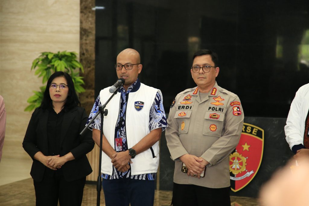 Kasubdit II Dittipidsiber Bareskrim Polri Kombes Pol Alfis Suhaili memberikan keterangan kepada wartawan di Gedung Bareskrim, Jakarta Selatan, Jumat (19/7/2024). (Dok/Humas Polri)