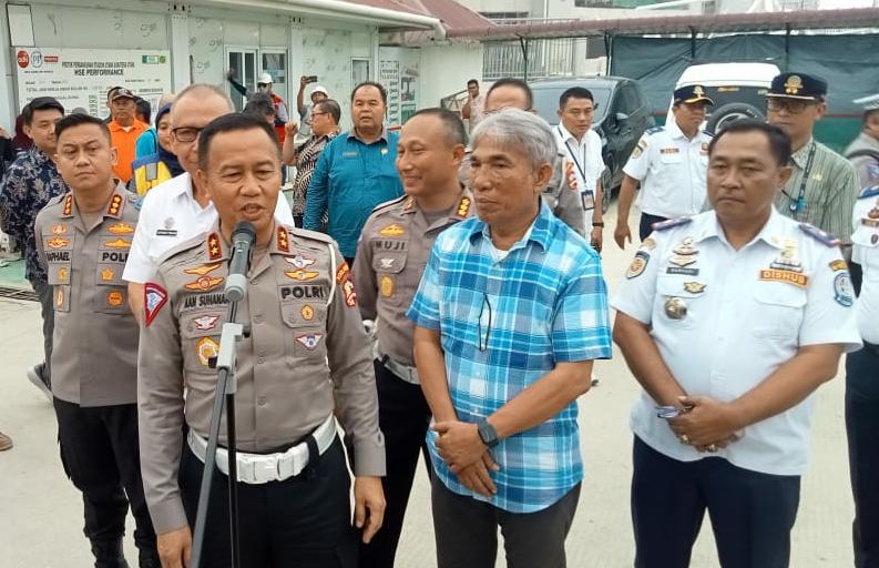 Kakorlantas Polri Irjen Pol Aan Suhanan memberi penjelasan usai meninjau langsung proses pembangunan Stadion Utama Sumut Sport Center di Desa Sena, Kecamatan Batangkuis, Kabupaten Deliserdang, Jumat (19/7/2024) sore. (Dok/Polda Sumut)