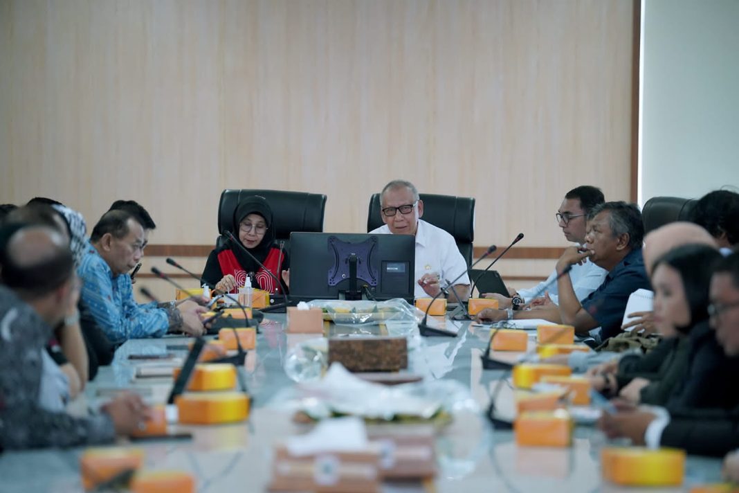 Sekretaris Umum PB PON XXI Effendy Pohan membuka rapat Persiapan Road to PON XXI Aceh-Sumut di Kantor Gubernur Sumut, Jalan Pangeran Diponegoro Medan, Jumat (19/7/2024). (Dok/Kominfo Sumut)