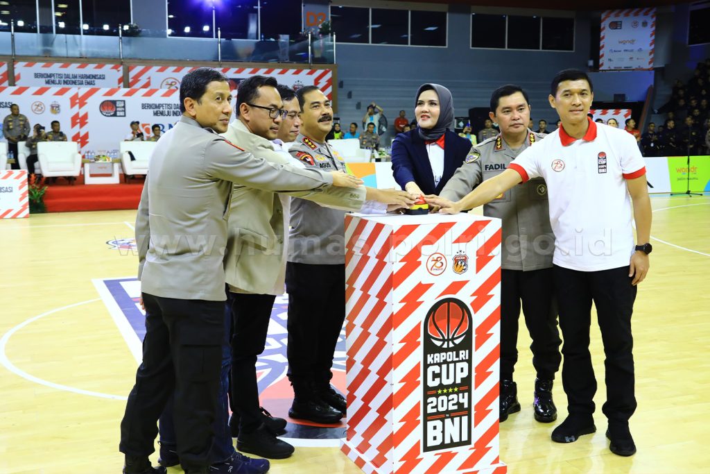 Kompetisi Bola Basket Piala Bergilir Kapolri Cup Resmi dibuka Wakapolri Komjen Pol Agus Andrianto, Jumat (19/7/2024). (Dok/Humas Polri)