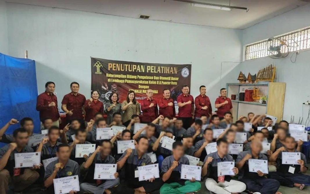 Lapas Kelas IIA Pancurbatu menggelar acara penutupan pelatihan kemandirian berbasis kompetensi pengelasan dan otomotif dasar, Jumat (19/7/2024). (Dok/Lapas Pancurbatu)