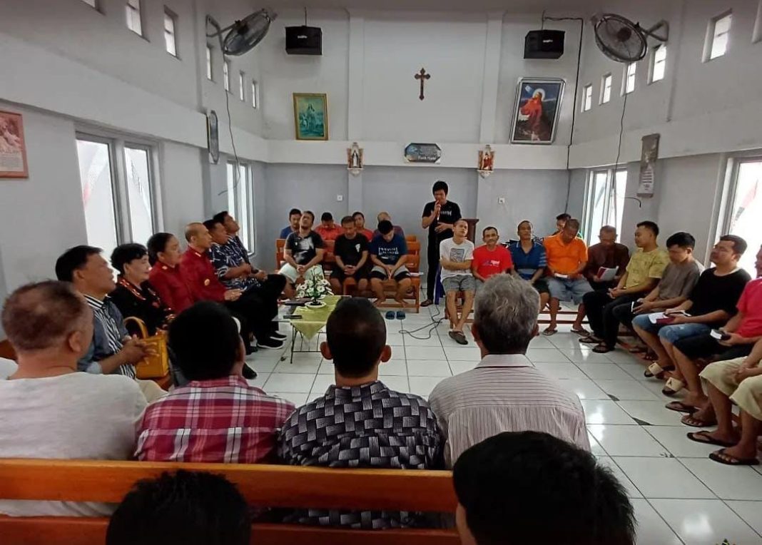 Lapas Kelas IIA Pancurbatu melaksanakan ibadah rutin di Gereja Oikumene, Jumat (19/7/2024). (Dok/Lapas Pancurbatu)