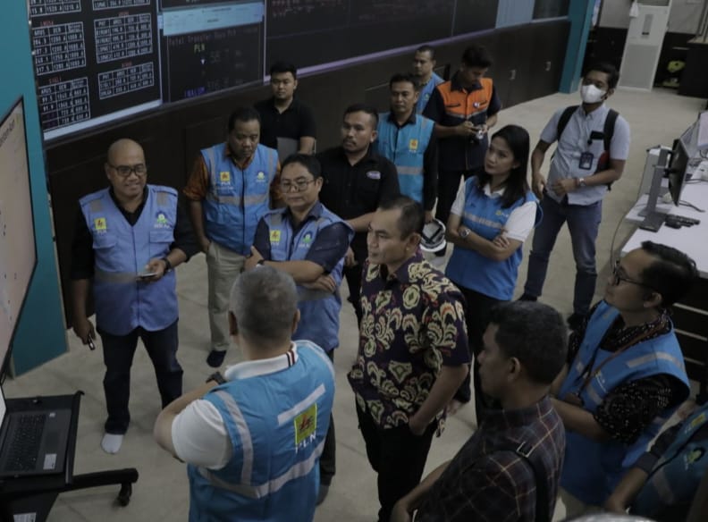 General Manager PLN UID Sumut Saleh Siswanto (baju batik), bersama EVP K3 PT PLN (Persero) Doddy B Pangaribuan (bawah kiri) dan Manager PLN UP2B SBU Agust Achielest (atas kiri) beserta jajaran sedang menjelaskan peta siaga kelistrikan PON XXI Aceh-Sumut 2024.