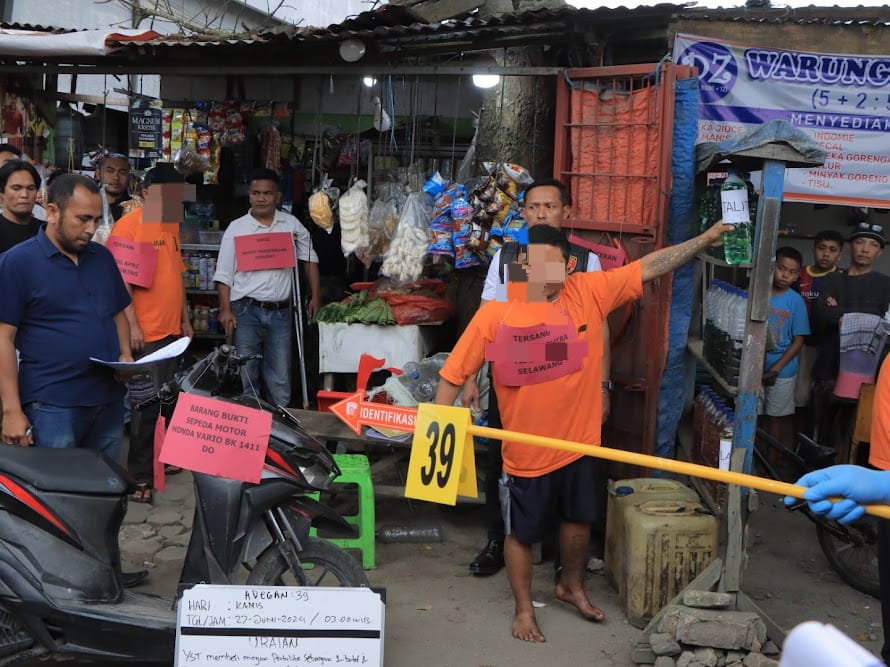 Polda Sumut menggelar rekonstruksi kasus pembakaran rumah wartawan Rico Sempurna Pasaribu di Jalan Nabung Surbakti, Kecamatan Kabanjahe, Kabupaten Karo, Jumat (19/7/2024) malam. (Dok/Humas Polri)