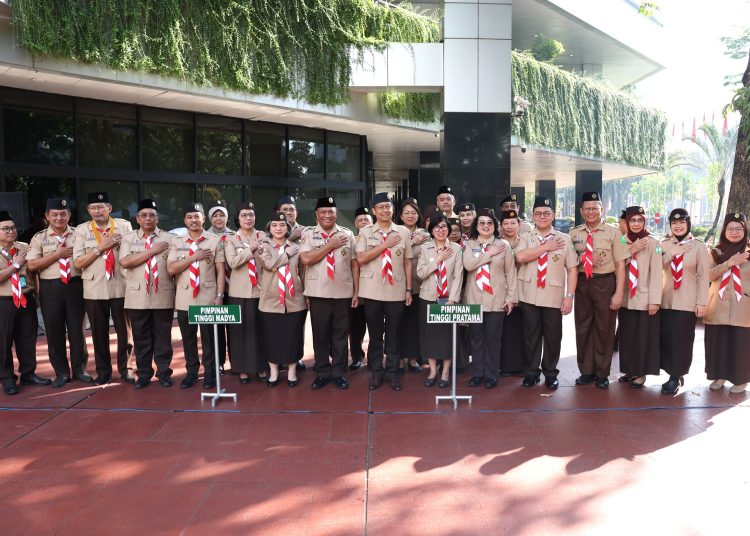 Menkes RI Budi Gunadi Sadikin memimpin upacara Hari SBH ke-39 di Lapangan Merah Kementerian Kesehatan, Rabu (17/7/2024). (Dok/Sehat Negeriku)