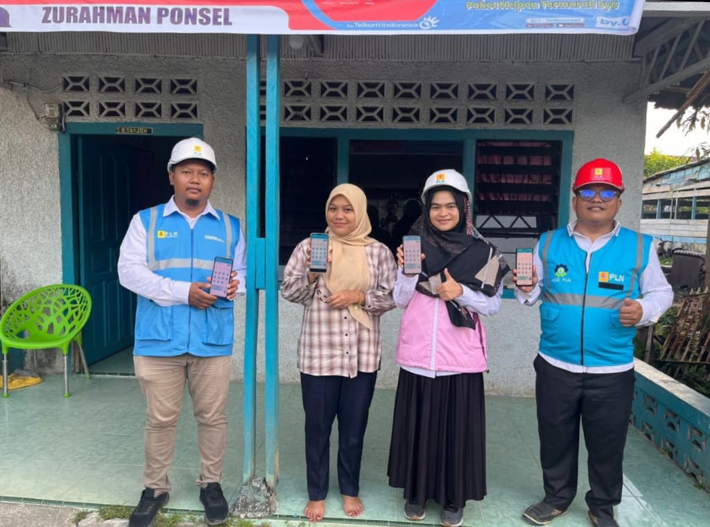 Petugas PLN ULP Barus mengunjungi Ningrum, salah satu masyarakat pengguna aktif aplikasi PLN Mobile di Sorkam Barat, Tapanuli Tengah, Provinsi Sumut, Sabtu (20/7/2024).