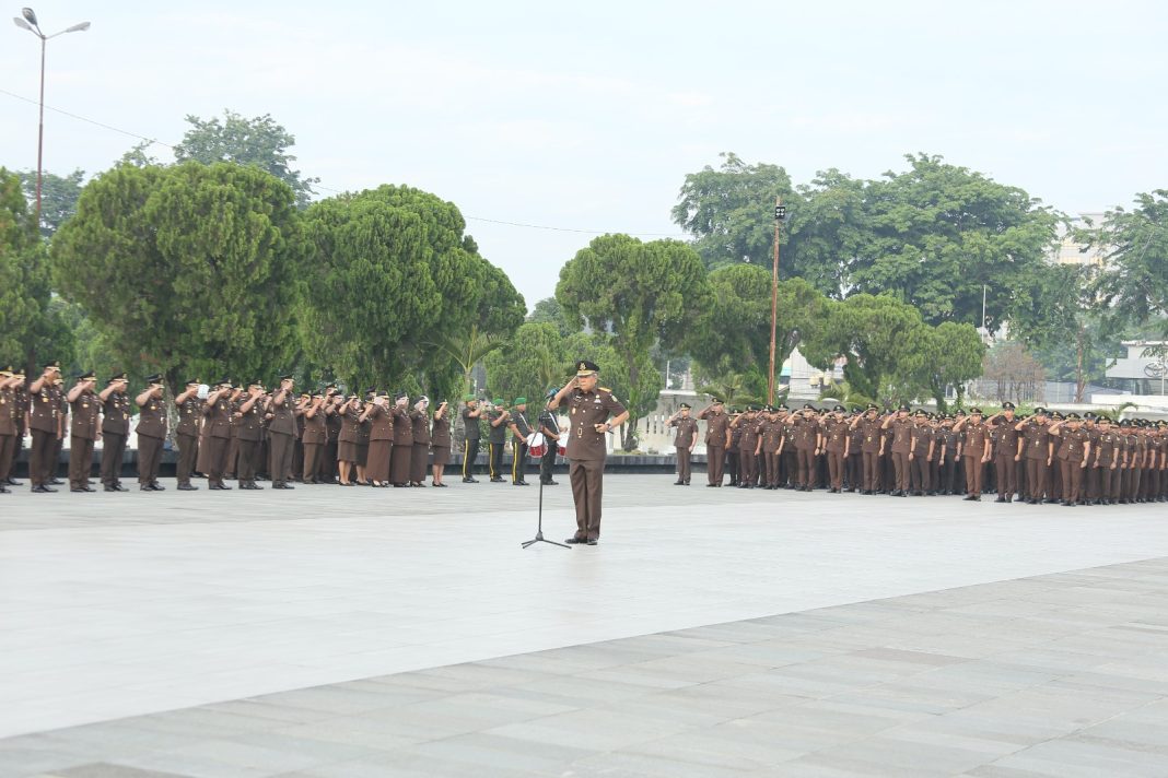 Suasana upacara Kejati Sumut dan ziarah di TMP Jalan Sisingamangaraja XII Medan dalam rangkaian kegiatan HBA Ke-64, Minggu (21/7/2024). (Dok/Penkum Kejati Sumut)