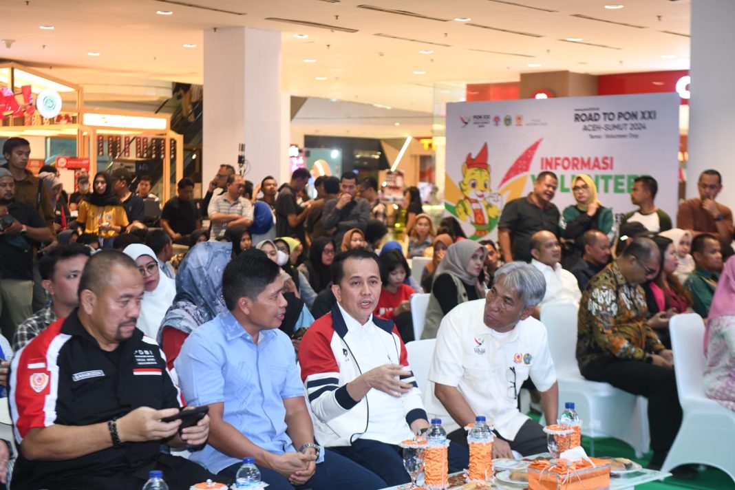 Pj Gubernur Sumut Agus Fatoni didampingi Ketua KONI Sumut John Ismadi Lubis menunjukkan leaflet ajakan untuk berkesempatan bergabung menjadi volunteer PON XXI Aceh-Sumut  pada acara talk show road to PON Aceh-Sumut di Plaza Medan Fair, Jalan Gatot Subroto, Medan, Sabtu (20/7/2024). (Dok/Kominfo Sumut)