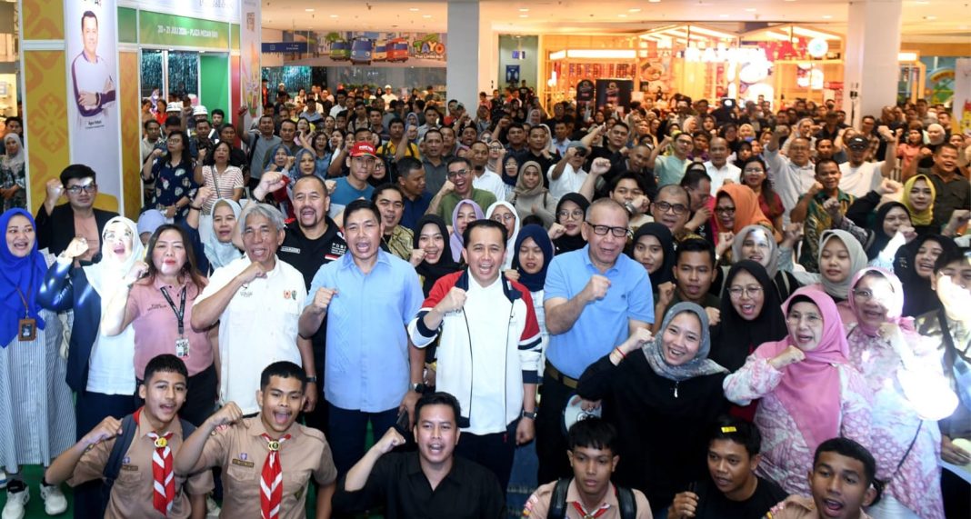 Pj Gubernur Sumut Agus Fatoni bersama Ketua KONI Sumut John Ismadi Lubis serta Wakapolda Sumut Brigjen Pol Rony Samtana foto bersama saat menghadiri acara talk show road to PON Aceh-Sumut di Plaza Medan Fair, Jalan Gatot Subroto, Medan, Sabtu (20/7/2024). (Dok/Kominfo Sumut)