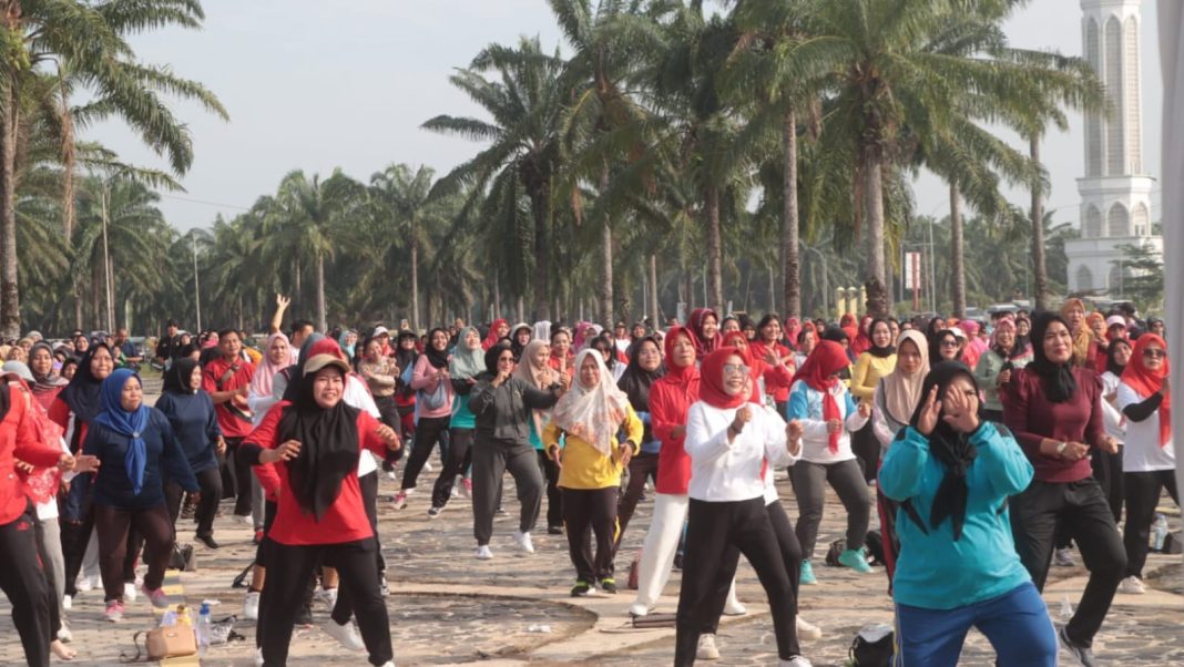 Ratusan masyarakat antusias mengikuti senam bersama yang digelar di Alun-alun Sergai, Minggu (21/7/2024). (Dok/Kominfo Sergai)