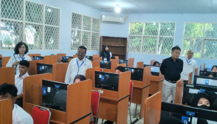 Rektor Unimed Prof Dr Baharuddin ST MPd dan panitia pengarah Prof Syawal Gultom melakukan peninjauan UTBK Seleksi Mandiri hari pertama di Gedung Unimed, Senin (22/7/2024). (Dok/Unimed)