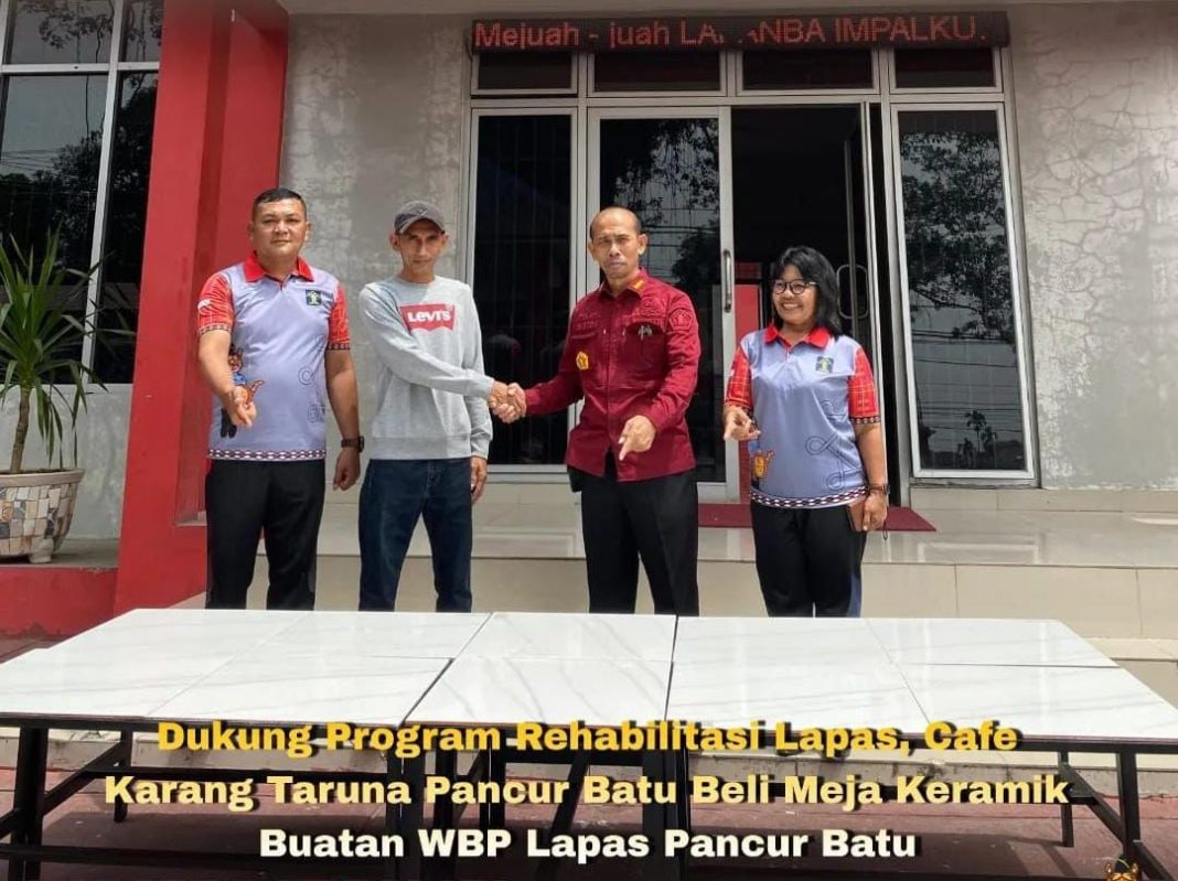 Plt Kepala Lapas Kelas IIA Pancurbatu Kriston Napitupulu berfoto bersama perwakilan Cafe Karang Taruna Pancurbatu dan lainnya usai membeli meja keramik di Lapas Kelas IIA Pancurbatu Kanwil Kemenkumham Sumut, Sabtu (20/7/2024). (Dok/Lapas Pancurbatu)