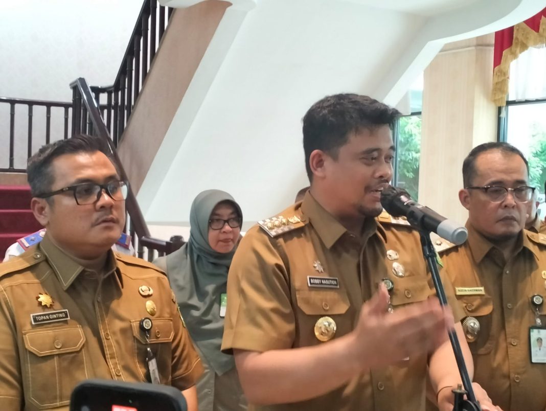 Wali Kota Medan Bobby Nasution memberikan keterangan kepada wartawan terkait rencana pembongkaran Mal Centre Point di Balai Kota Medan, Senin (22/7/2024).