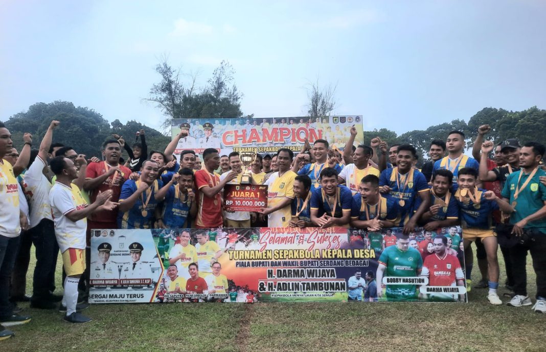 Bupati Sergai H Darma Wijaya didampingi Wakil Bupati Sergai H Adlin Tambunan menyerahkan tropi dan uang pembinaan kepada Tim Teluk Mengkudu, juara I turnamen sepakbola Kades piala Bupati dan Wabup Sergai, Senin (22/7/2024).