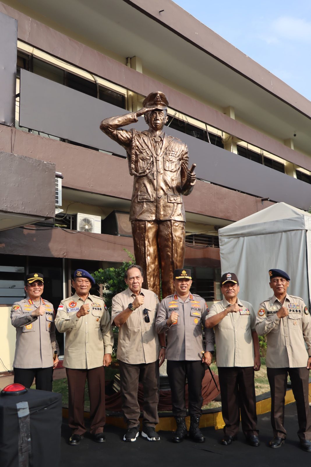 Kapolda Sumut Komjen Pol Agung Setya Imam didampingi Kapolrestabes Medan Kombes Pol Teddy Marbun foto bersama usai meresmikan patung Jenderal Hoegeng Iman Santoso di Mapolrestabes Medan, Senin (22/7/2024). (Dok/Polrestabes Medan)