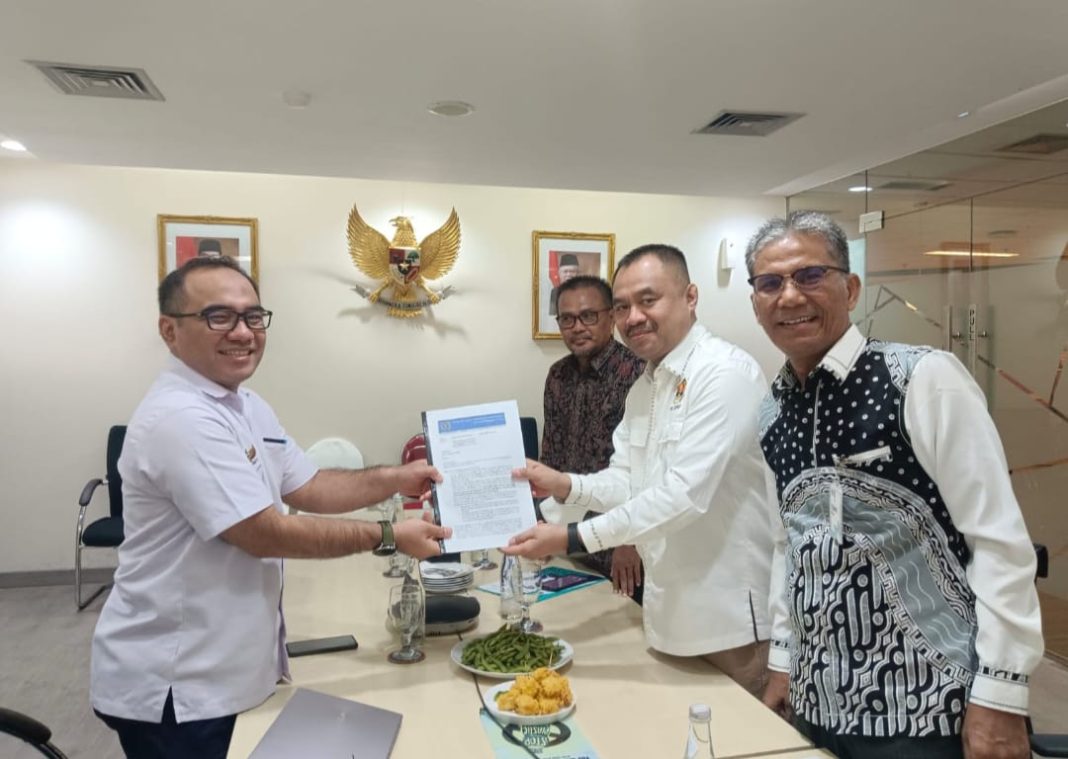 Ketua PWI Sumut H Farianda Putra Sinik didampingi Tim Tanah PWI serahkan surat permohonan pelepasan HGU diterima koordinator Humas Kementerian BUMN Fajar Karyanto di Jakarta.