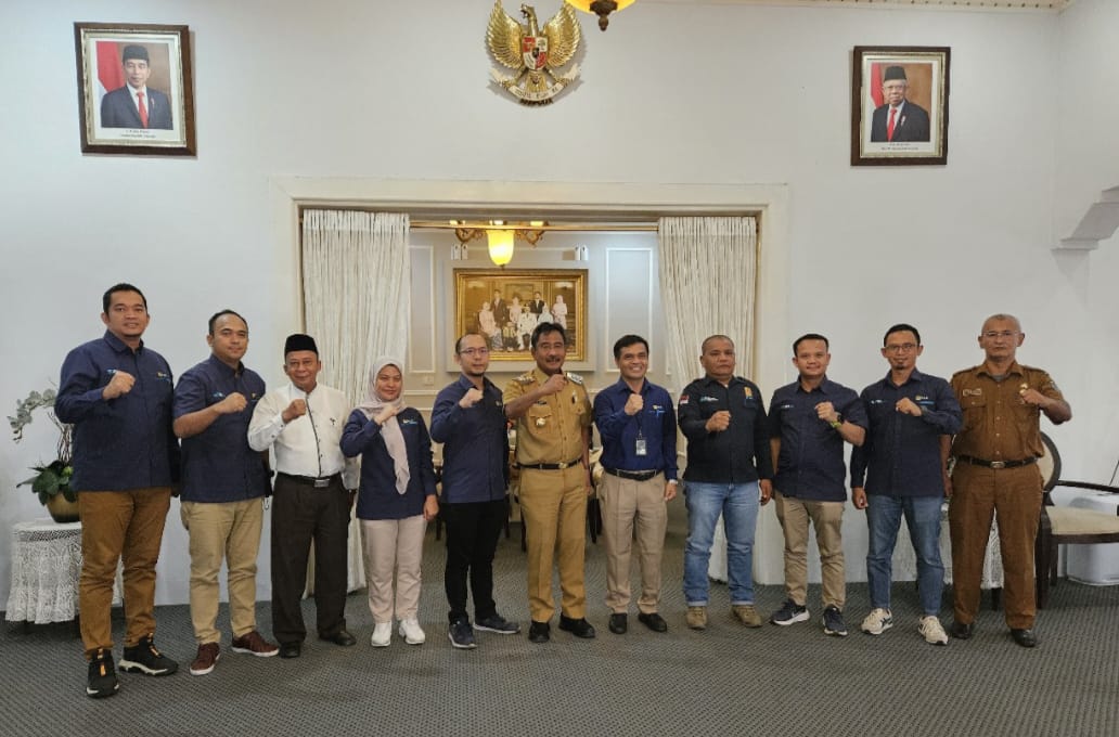 Manager PLN UP3 Binjai Darwin Simanjuntak foto bersama dengan Wali Kota Binjai Drs H Amir Hamzah MAP beserta jajaran di kantor Wali Kota Binjai, Selasa (23/7/2024). (Dok/PLN)