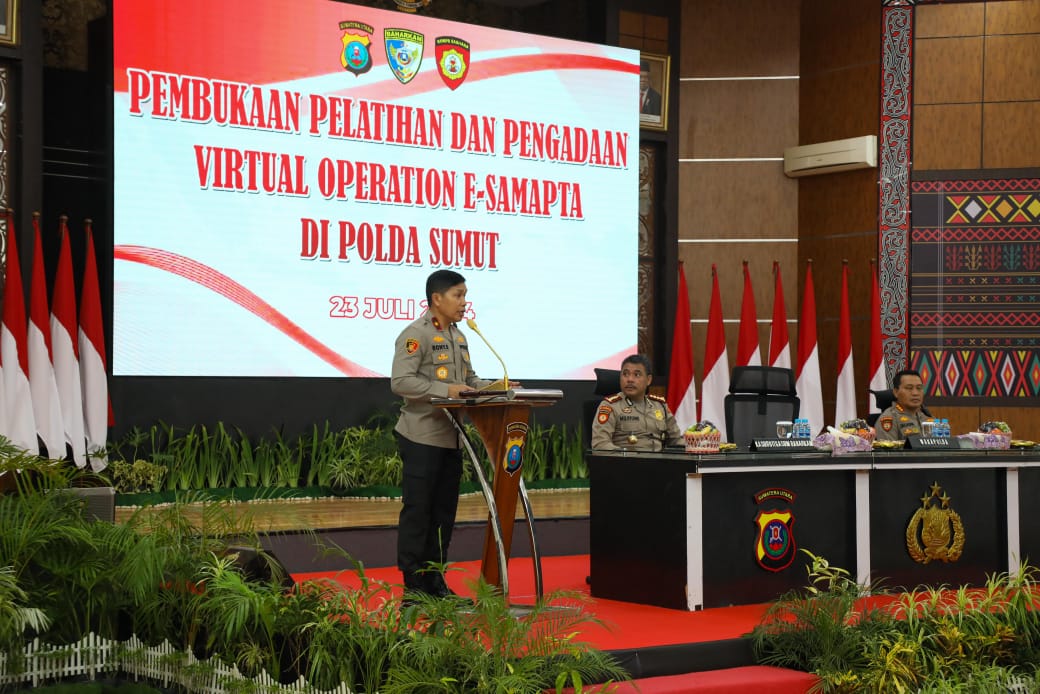 Wakapolda Sumut Brigjen Pol Rony Samtana SIK MTCP memberikan arahan di acara pembukaan Pelatihan Teknis dan Pengoperasian Virtual Operation E-Samapta di Aula Tri Brata, Lantai I Mapolda Sumut, Selasa (23/7/2024). (Dok/Polda Sumut)