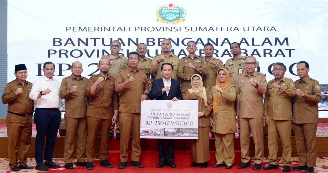 Pj Gubernur Sumut Agus Fatoni foto bersama saat menyalurkan bantuan Rp250.639.000 bencana alam Sumbar di Aula Tengku Rizal Nurdin Medan, Senin (22/7/2024). (Dok/Kominfo Sumut)