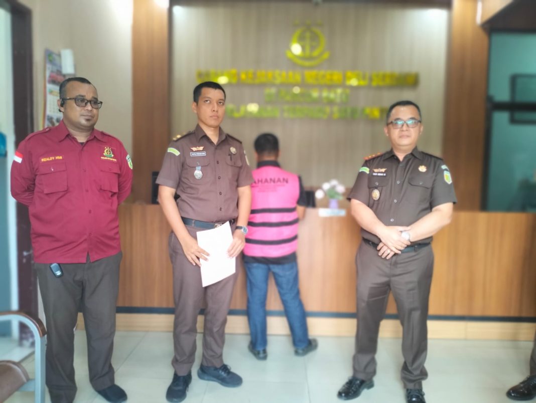 Kepala Cabjari Pancurbatu Yus Iman Mawardin Harefa SH MH (kanan) didampingi Staf Intel Cabjari Pancurbatu Rizaldy Hasibuan, Staf Pidsus Cabjari Pancurbatu Mikele Padang saat memberikan keterangan kepada wartawan, Selasa (23/7/2024).