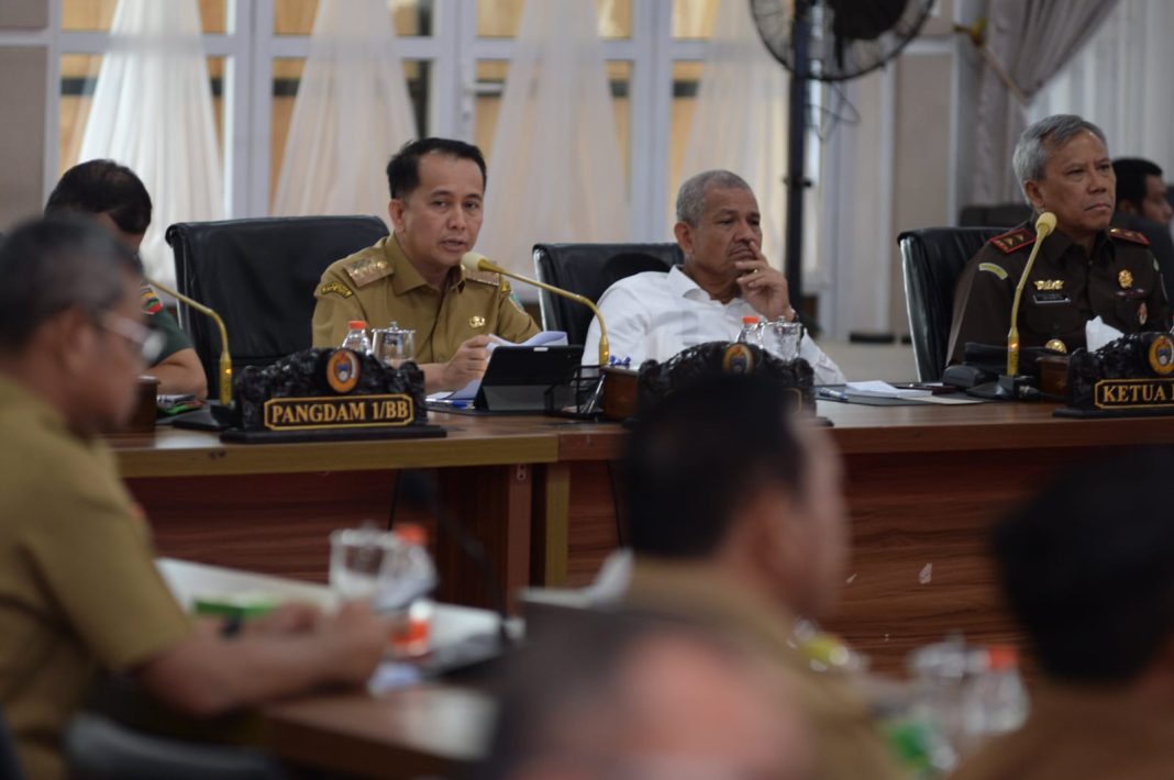 Pj Gubernur Sumut Agus Fatoni memimpin Rakor PB PON XXI wilayah Sumut di Aula Tengku Rizal Nurdin, Rumah Dinas Gubernur, Medan, baru-baru ini. (Dok/Kominfo Sumut)