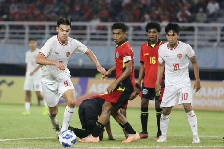 Suasana pada pertandingan Indonesia melawan Timor Leste pada laga Grup A Piala AFF U19 berlangsung di Stadion Gelora Bung Tomo, Surabaya, Jawa Timur, Selasa (23/7/2024) malam.