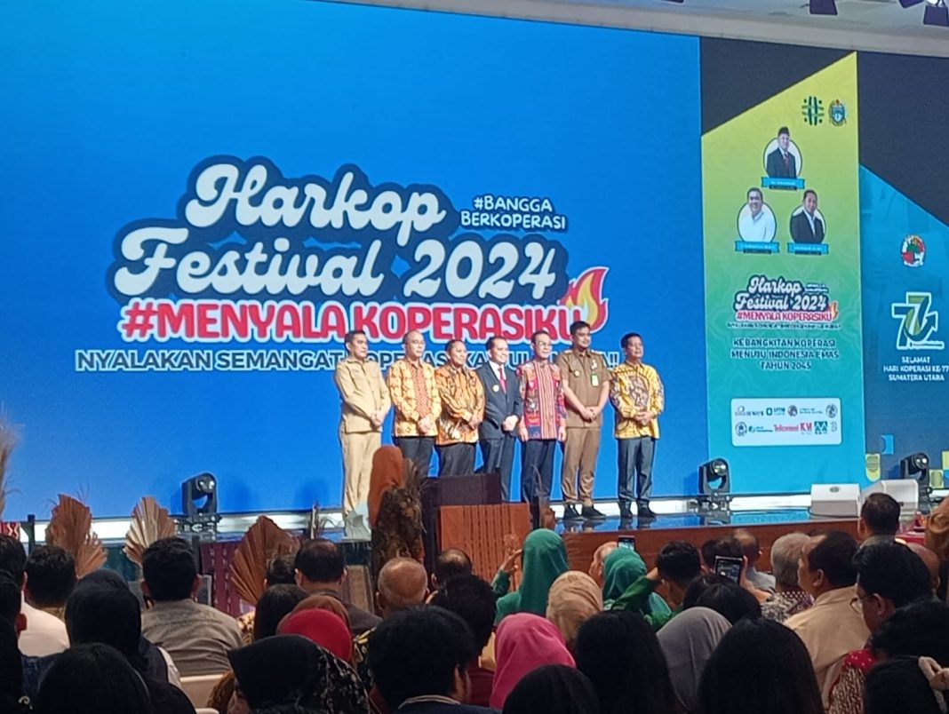 Pj Gubernur Sumut Agus Fatoni melaunching Gerakan Berkoperasi Serentak se Sumut sebagai komitmen nyata dalam meningkatkan perekonomian daerah melalui koperasi. Launching dilakukan pada acara puncak perayaan ke-77 tahun Harkopnas di Aula RIS Kantor Gubernur Sumut, Medan, Senin (22/7/2024).