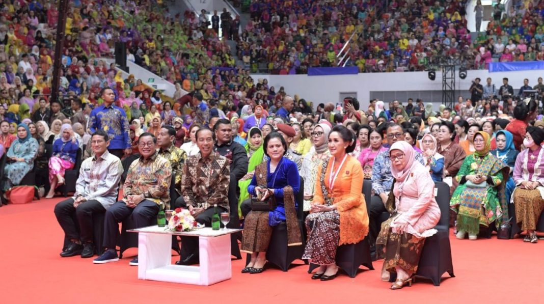 Presiden Jokowi bersama Ibu Negara Iriana Joko Widodo menghadiri peringatan Hari Kebaya Nasional di Istora Senayan, Jakarta, Rabu (24/7/2024).