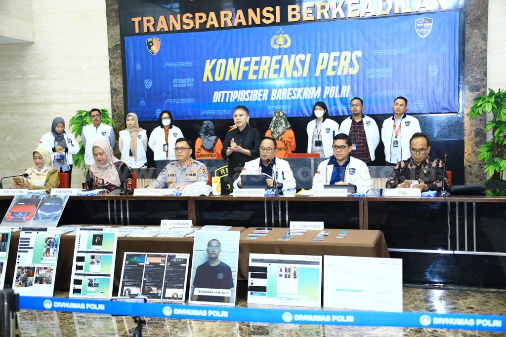 Wadirtipidsiber Bareskrim Polri Kombes Pol Dani Kustoni didampingi lainnya saat melakukan jumpa pers, Selasa (23/7/2024). (Dok/Humas Polri)