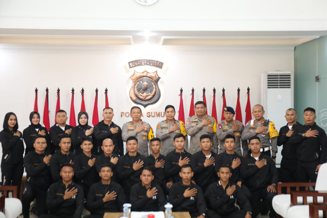 Tim Karate Polda Sumut yang dipimpin Wadirlantas Polda Sumut AKBP Lutfhi foto bersama Kapolda Sumut Komjen Pol Agung Setya Imam Effendi, Wakapolda Sumut Brigjen Pol Rony Samtana beserta para Pejabat Utama Polda Sumut. (Dok/Polda Sumut)