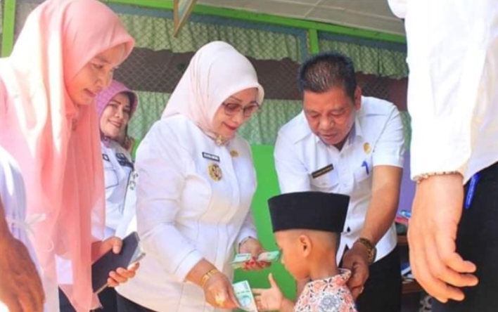 Dalam rangka memperingati HAN, Plt Bupati Labuhanbatu Hj Ellya Rosa menyerahkan KIA kepada anak-anak TK ABBA Aekpaing Bawah, Kelurahan Aekpaing, Kecamatan Rantau Utara, Rabu (24/7/2024). (Dok/Kominfo Labuhanbatu)