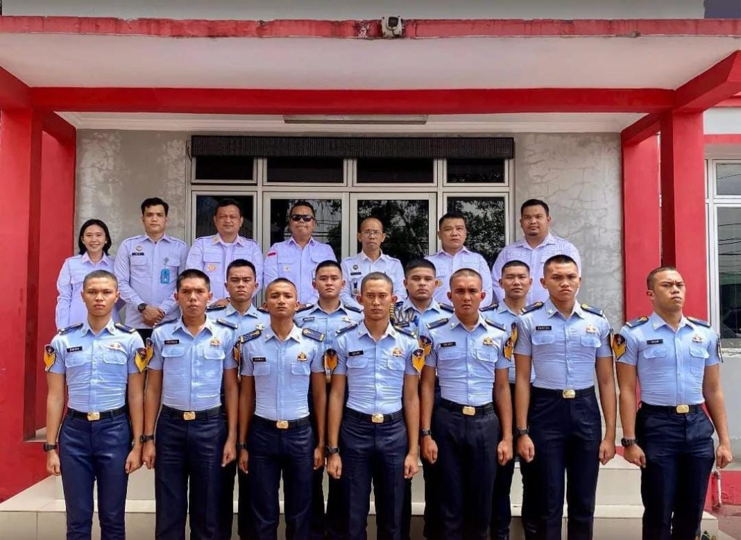 Plt Kepala Lapas Kelas IIA Pancurbatu Kriston Napitupulu foto bersama dengan Taruna Poltekip di depan Lapas Kelas IIA Pancurbatu, Rabu (24/7/2024). (Dok/Lapas Pancurbatu)