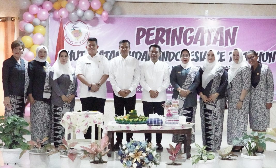 Pj Wali Kota Tebingtinggi Moettaqien Hasrimi berfoto bersama Ketua DPRD Basyaruddin Nasution didampingi Wadir RSKP dan pengurus IBI Tebingtinggi pada acara HUT ke-73 IBI di Aula RSKP, Jalan Kumpulan Pane, Rabu (24/7/2024). (Dok/Kominfo Tebingtinggi)