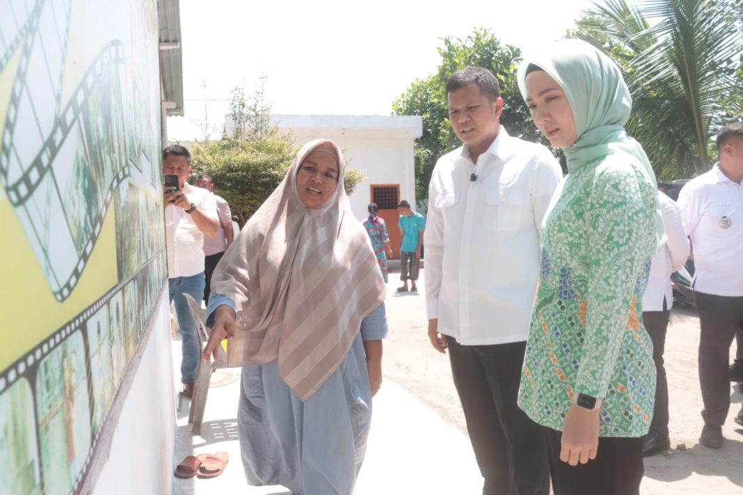 Pengurus sekaligus Pendiri Yayasan Cahaya Hati Kemanusiaan, Tety Hariani Panjaitan menjelaskan kepada Wabup Sergai Adlin Tambunan dan Ketua GOPTKI Ny Aini Zetara Adlin Tambunan, terkait berbagai kegiatan yang dilakukan dalam merawat ODGJ di yayasan tersebut, Rabu (24/7/2024). (Dok/Kominfo Sergai)