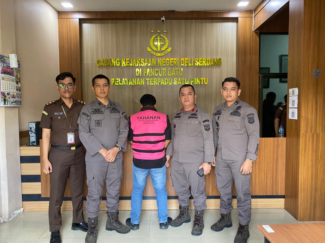 Kepala Cabjari Pancurbatu Yus Iman Mawardin Harefa SH MH didampingi Kasubsi Intel Datun Cabjari Pancurbatu Richisandi SH, Mikele Padang, dan Tantra S usai memberikan keterangan kepada wartawan di Kantor Cabjari Pancurbatu, Kamis (25/7/2024). (Dok/Cabjari Pancurbatu)