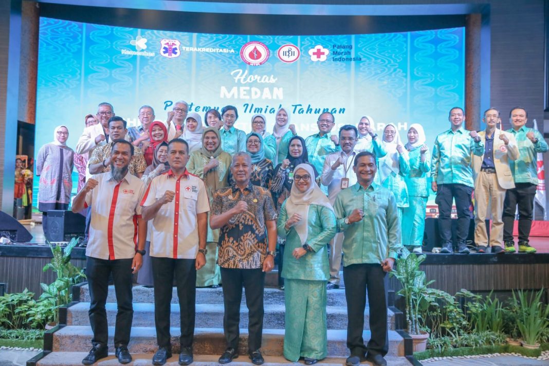 Ketua PMI Medan Musa Rajekshah foto bersama dengan Staf Ahli Bidang Pendidikan, Kesehatan, Infrastruktur, dan Pemberdayaan Masyarakat Suherman, Ketua Umum PDTDI Ni Ken Ritchie dan lainnya pada pembukaan PIT PDTDI yang diadakan di Grand City Hall Medan, Kamis (25/7/2024).