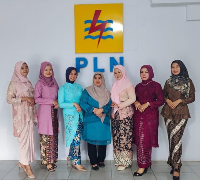 Srikandi PLN UP3 Padangsidimpuan foto bersama dalam peringatan Hari Kebaya Nasional.