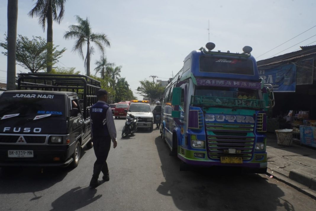 Dishub Kota Medan melakukan penertiban dan perubahan rute AKAP dan AKDP yang selama ini masuk ke jalan Jamin Ginting, Jumat (26/7/2024). (Dok/Kominfo Medan)