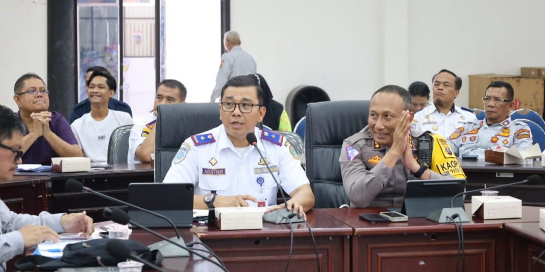 Kadishub Agustinus Panjaitan didampingi Dirlantas Polda Sumut Kombes Pol Muji Ediyanto memimpin Rapat Evaluasi Penertiban dan Penataan Lalulintas dan Angkutan Jalan, Jumat (26/7/2024). (Dok/Dishub Sumut)