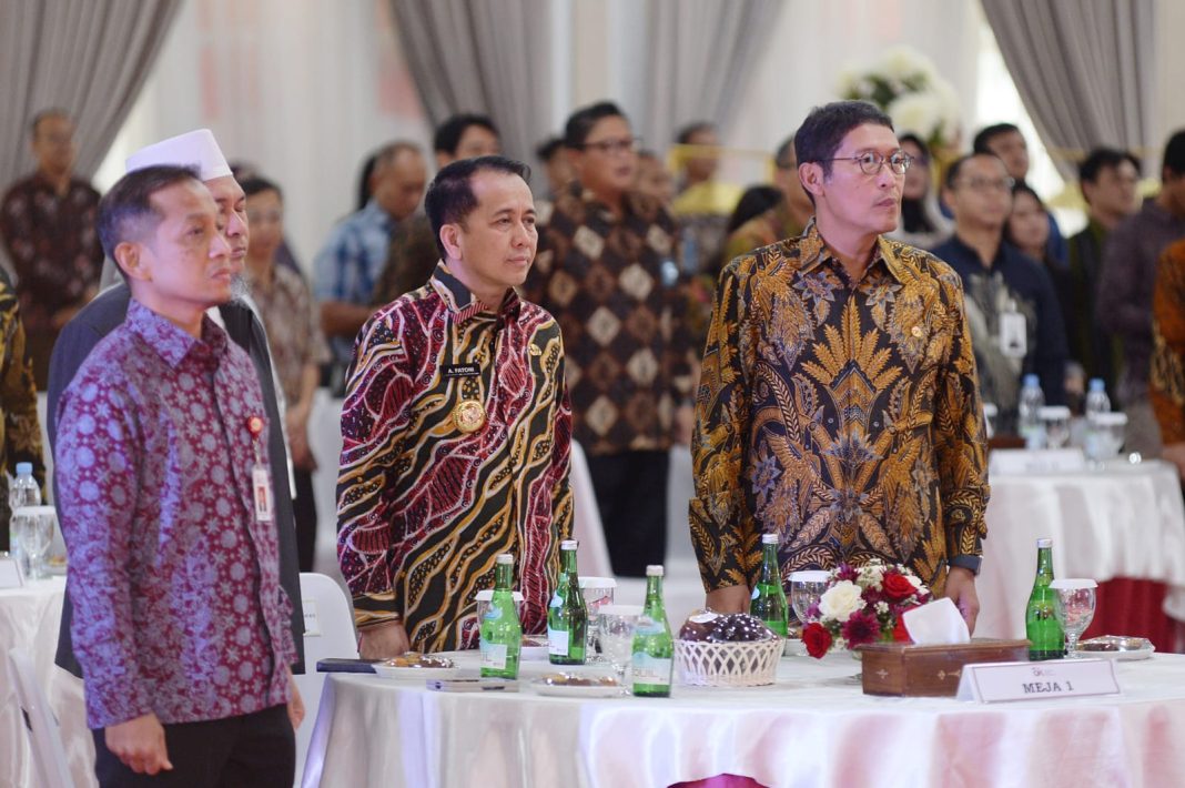 Pj Gubernur Sumut Dr Agus Fatoni menghadiri Pengukuhan Kepala OJK Provinsi Sumut di Aula Tengku Rizal Nurdin Jalan Jenderal Sudirman Medan, Kamis (25/7/2024). (Dok/Kominfo Sumut)