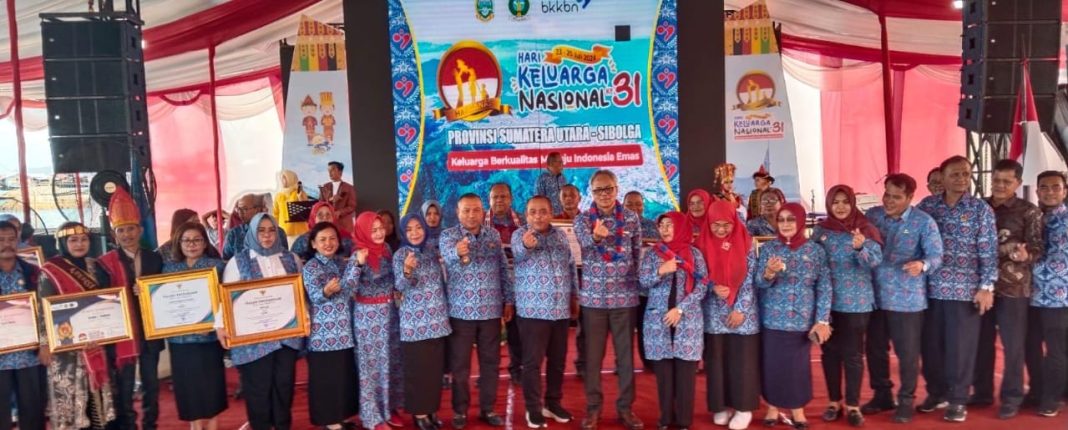 Sekretaris Utama BKKBN Pusat Drs Tavip Agus Rayanto MSi berfoto bersama peserta pada puncak perayaan Harganas ke-31 di Sibolga, Jumat (26/7/2024). Tampak dalam foto Kepala Perwakilan BKKBN Sumut Dr Munawar Ibrahim SKp MPH.