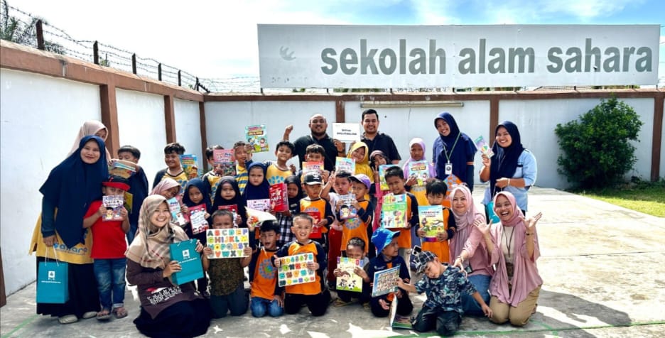 Pegawai PLN UP3 Rantauprapat foto bersama guru dan siswa/siswi Sekolah Alam Sahara dan TK IT Ummu Amanah dalam mendukung literasi pendidikan, Jumat (26/7/2024).