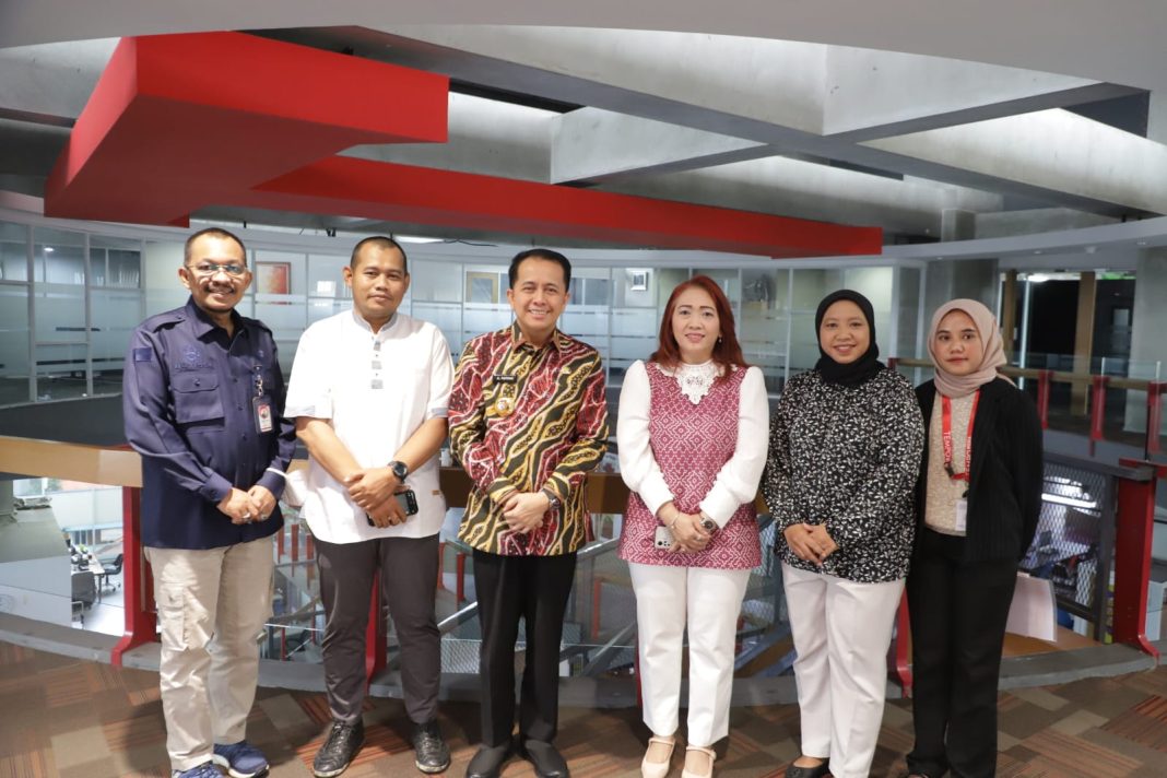 Pj Gubernur Sumut Agus Fatoni foto bersama usai wawancara di program Teras Negeri di Studio Tempo, Jakarta, Jumat (26/7/2024). (Dok/Kominfo Sumut)