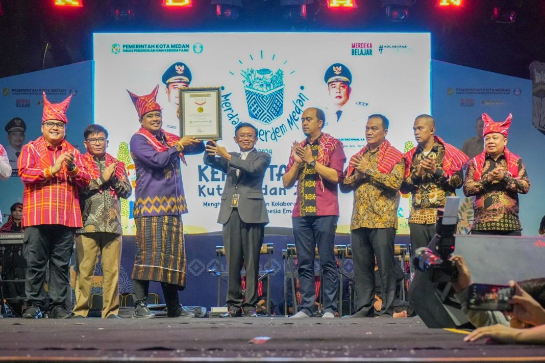 Kerja Tahun Kuta Medan 2024 berlangsung meriah dengan berbagai kegiatan budaya dan pemecahan Rekor MURI, Jumat (26/7/2024) malam. (Dok/Kominfo Medan)