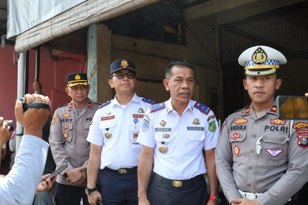 Kepala Dishub Sumut Agustinus Panjaitan, Kepala Dishub Medan Iswar Lubis, Ditlantas Polda Sumut, Satlantas Polres saat meninjau penertiban angkutan AKDP di Jalan Jamin Ginting Medan, Sabtu (27/7/2024). (Dok/Dishub Sumut)