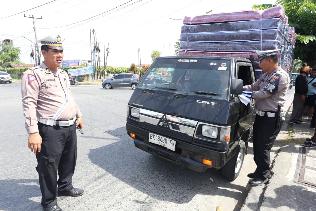 Personel memeriksa kelengkapan surat kendaraan di Simpang Tritura Medan, Sabtu (27/7/2024). (Dok/Polda Sumut)