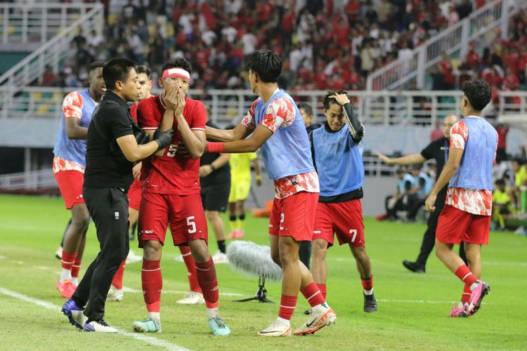 Muhammad Alfharezzi Buffon merayakan gol bersama rekan-rekannya dalam laga semi final Piala AFF U-19 2024 antara timnas U-19 Indonesia vs Malaysia di Stadion Gelora Bung Tomo, Surabaya, Sabtu (27/7/2024).